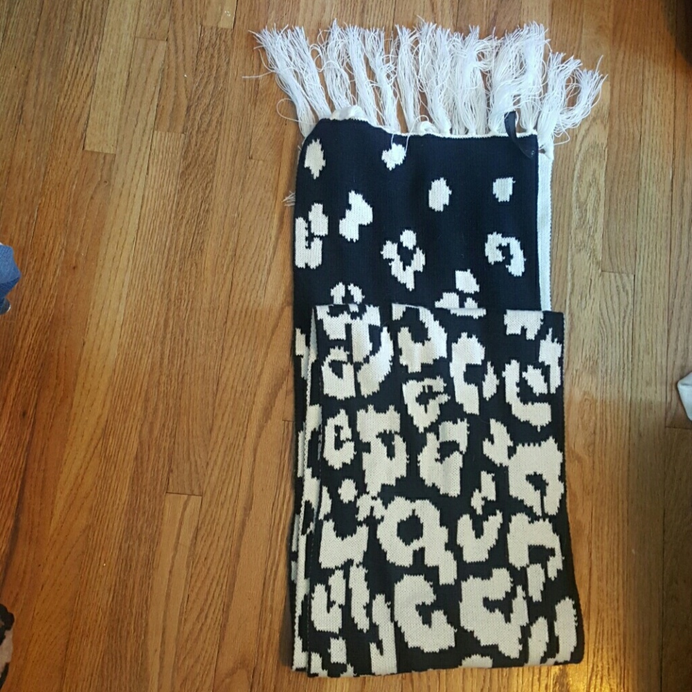 Beautiful long leopard scarf